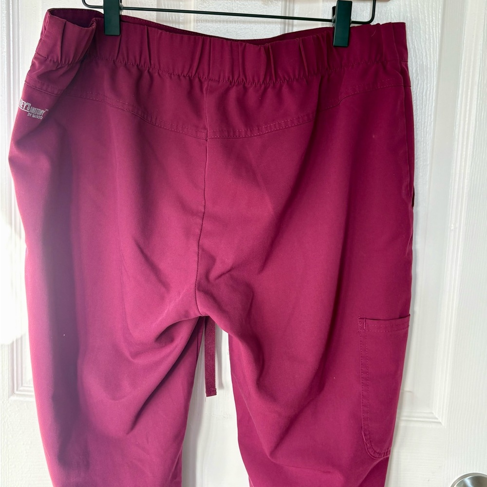Grey’s Anatomy Scrub Set - Women’s Maroon V-neck top and Pants Medium - Picture 8 of 14